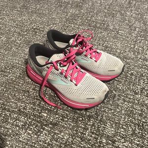 Ghost brooks tennis shoe